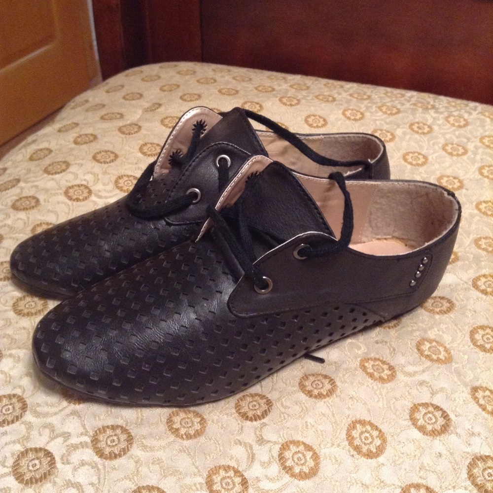 Black flat Modcloth booties that lace up